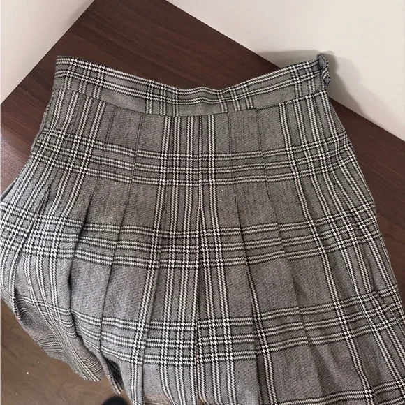 Women's Plaid Pleated Mini Skirt - Gray - Picture 5 of 7